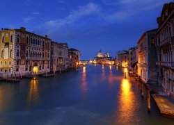 Oświetlone domy przy Canal Grande w Wenecji