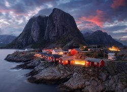 Morze Norweskie, Lofoty, Góry, Domy, Światła, Wioska Hamnoy, Skały, Chmury, Norwegia