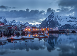 Oświetlone łodzie u wybrzeży Norwegii