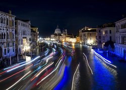 Oświetlone nocą domy nad kanałem w Wenecji