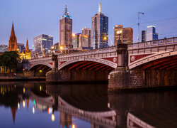 Oświetlone wieżowce i most Princes Bridge nad rzeką Yarra w Melbourne
