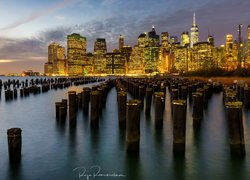 Oświetlone wieżowce Manhattanu nad cieśniną East River