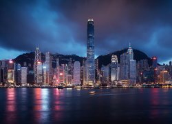Oświetlone wieżowce w Hongkongu