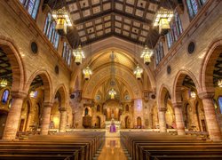 Oświetlone wnętrze kościoła św Ducha w Denver