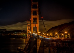 Oświetlony most Golden Gate w San Francisco nocą