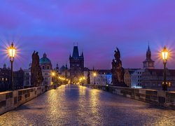 Oświetlony most Karola w Pradze