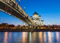 Oświetlony most nad rzeką Moskwą z widokiem na sobór Chrystusa Zbawiciela