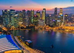 Oświetlony o zmroku Singapur