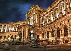 Oświetlony pałac Hofburg w Wiedniu nocą