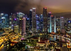 Oświetlony Singapur nocą