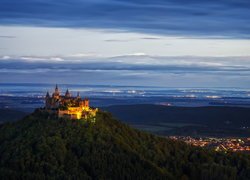 Góra Hohenzollern, Oświetlony, Zamek Hohenzollern, Miasto, Wschód słońca, Wzgórze, Badenia-Wirtembergia, Niemcy