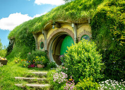 Otoczony kwiatami dom Hobbita w Nowej Zelandii