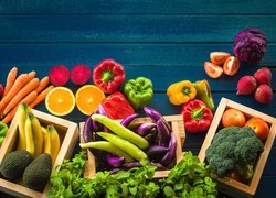 Owoce i warzywa na niebieskich deskach