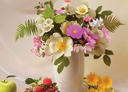 Owoce obok wazonu z kolorowymi kwiatami