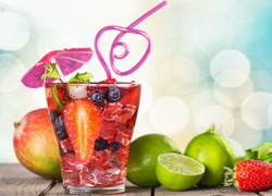Owocowy sok w szklance ze słomką i parasoleczką