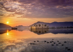 Pałac Jal Mahal na jeziorze Man Sagar w Indiach o zachodzie słońca