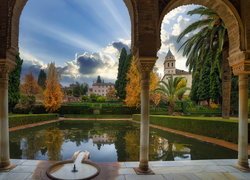 Pałac Partal, Sadzawka, Ogród, Portyk, Łuki, Drzewa, Palmy, Granada, Andaluzja, Hiszpania