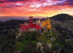 Góry, Wzgórze, Pałac Pena, Skały, Drzewa, Kolorowe, Niebo, Sintra, Portugalia
