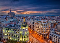 Panorama Madrytu i oświetlona ulica Gran Vía 