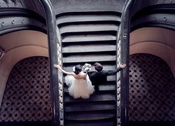 Para nowożeńców na schodach