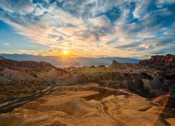 Park Narodowy Death Valley w Kalifornii o zachodzie słońca