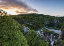 Chorwacja, Park Narodowy Jezior Plitwickich, Jeziora, Wodospad, Skały, Drzewa, Lasy, Zachód słońca