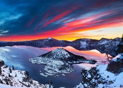 Park Narodowy Jeziora Kraterowego w blasku zachodzącego słońca