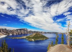 Stany Zjednoczone, Oregon, Park Narodowy Jeziora Kraterowego, Jezioro Kraterowe, Wyspa Czarodzieja, Góry, Drzewa, Chmury