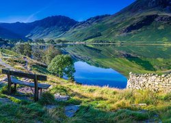 Góry, Staw Bowscale Tarn, Ławka, Kamienie, Ścieżka, Park Narodowy Lake District, Kumbria, Anglia