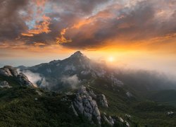 Korea Południowa, Park Narodowy Wolchulsan, Góry Wolchulsan, Skały, Chmury, Wschód słońca, Mgła