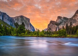 Drzewa, Góry, Formacja skalna, El Capitan, Rzeka, Merced, Park Narodowy Yosemite, Stan Kalifornia, Stany Zjednoczone