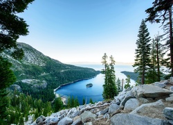 Park stanowy Emerald Bay z jeziorem Tahoe w amerykańskim stanie Kalifornia