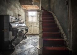 Pianino przy schodach w zniszczonym wnętrzu