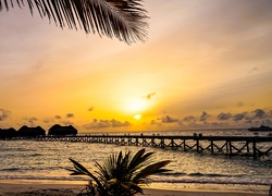 Piękne Malediwy i molo o zachodzie słońca