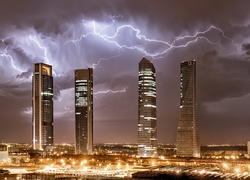 Pioruny nad wieżowcami i Central Business District w Madrycie