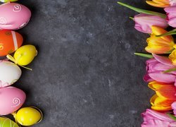 Pisanki i kolorowe tulipany