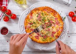 Pizza, Kiełbasa, Talerz, Dłonie, Pomidory, Deski