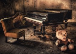 Pluszowy miś na podłodze obok fortepianu w zaniedbanym pomieszczeniu