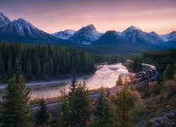 Góry Skaliste, Ośnieżone, Szczyty, Las, Drzewa, Rzeka, Bow River, Park Narodowy Banff, Pociąg, Alberta, Kanada