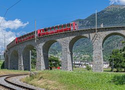 Pociąg, Wiadukt spiralny, Góry, Brusio, Kanton Gryzonia, Szwajcaria Most
