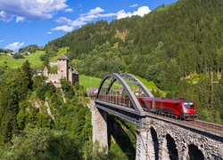 Pociąg pedzący przez most Trisanna w Austrii