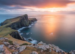 Wybrzeże, Morze Szkockie, Skały, Wyspa Skye, Klif, Latarnia morska, Neist Point Lighthouse, Wschód słońca, Chmury, Półwysep Duirinish, Szkocja