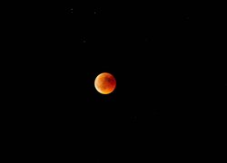 Pomarańczowo-czerwony księżyc na niebie
