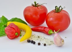 Pomidory i papryka chili