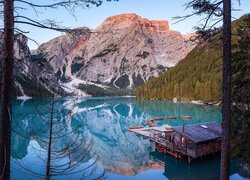 Włochy, Południowy Tyrol, Jezioro, Pragser Wildsee, Lago di Braies, Góry, Dolomity, Pomost, Łódki, Drewniany, Domek