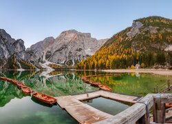 Włochy, Jezioro, Pragser Wildsee, Lago di Braies, Góry, Dolomity, Łódki, Drzewa, Jesień, Odbicie