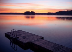 Pomost na jeziorze z widokiem na zachód słońca