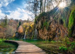 Wodospad, Drzewa, Pomost, Jezioro, Promienie słońca, Chmury, Park Narodowy Jezior Plitwickich, Chorwacja