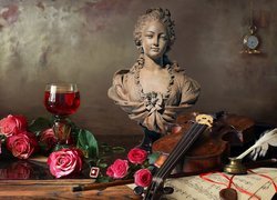 Popiersie kobiety obok skrzypiec i róż