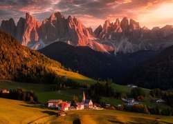 Góry, Dolomity, Las, Drzewa, Jesień, Domy, Kościół, Wieś, Santa Maddalena, Dolina Val di Funes, Włochy, Wschód słońca, Chmury